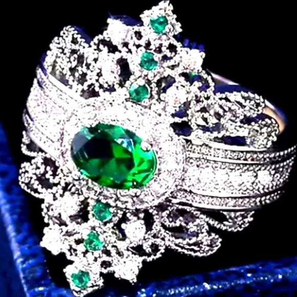 Elegant Silver Emerald Gemstone Ring size 8 - Picture 3 of 8